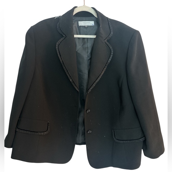 Tahari Jackets & Blazers - Tahari Black Blazer with Notched Lapels and Structured Shoulders